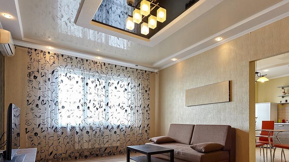 Темные оттенки потолка превращают его в парящую бесконечность.