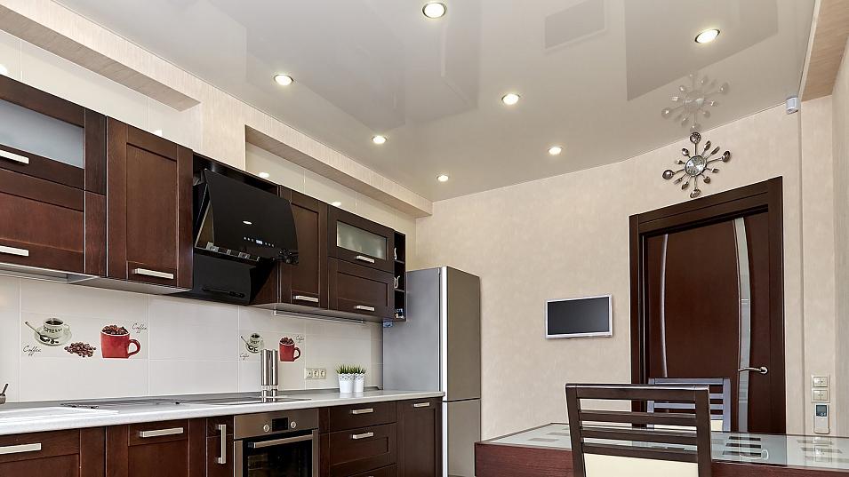 Глянцевые натяжные потолки моются так же легко, как стекло.