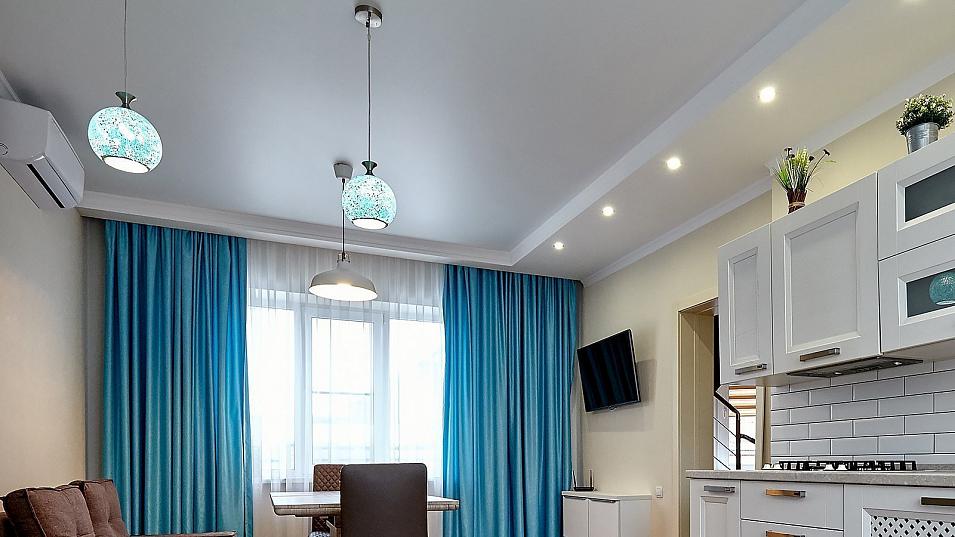 На поверхности сатинового потолка не образуется конденсат, его можно установить в помещениях с высоким уровнем влажности.